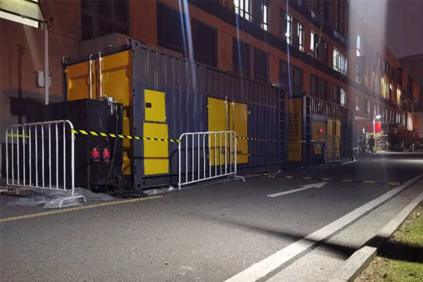 兴和柴油发电机组的输出电压是如何调节的？